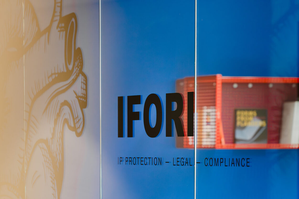 Het IFORI-logo met de baseline IP Protection, Legal, Compliance op de beglazing van het kantoor in Brugge