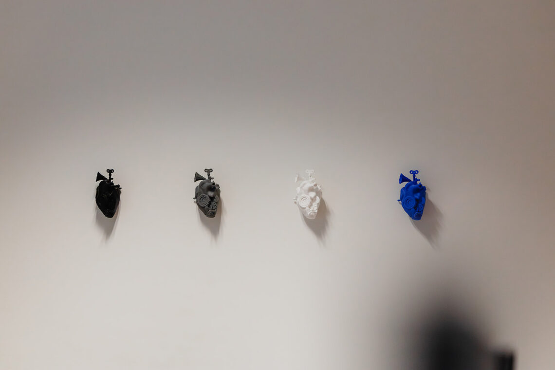 Vier 3D-geprinte IFORI-hartjes aan de muur van het kantoor in Brugge